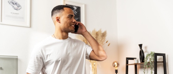 Abbildung: Mann am Telefon, Link zum Industriemeister